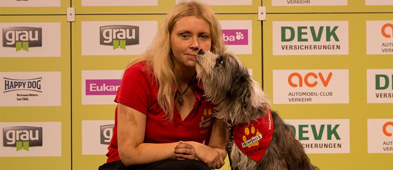 Claudia Neumann mit ihrem Filmhund Tom Tom